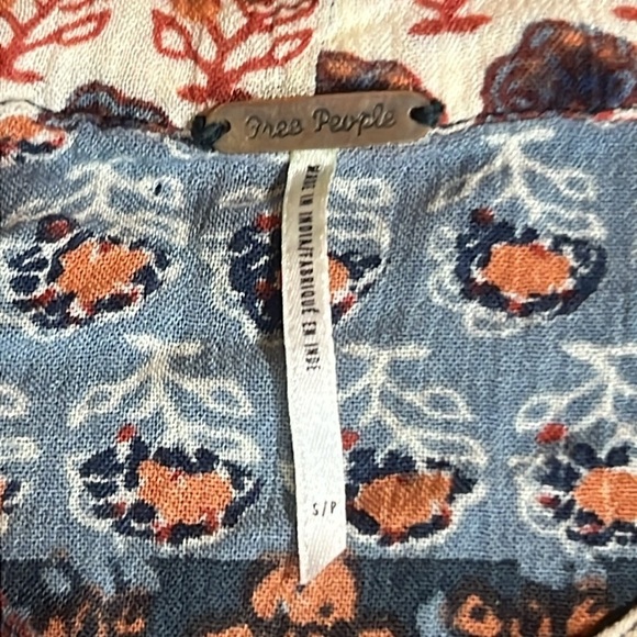 Free People Women’s Boho Patterned Shirt Button Down Crinkle Blouse sz S - Picture 3 of 10